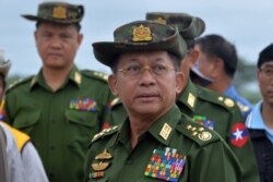 Panglima militer Myanmar Jenderal Senior Min Aung Hlaing memeriksa jembatan besar di dekat ibu kota Naypyidaw di sepanjang jalan raya Yangon ke Mandalay yang rusak akibat air banjir yang mengamuk dari bendungan Swar Chaung pada 29 Agustus 2018. (Foto: AFP)