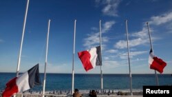 Les drapeaux français en berne en mémoire des victimes deux jours après l'attentat du 14 juillet à Nice, France, le 15 juillet 2016.