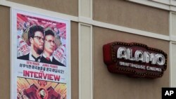 Sebuah poster besar promos film "The Interview" terlihat dipasang di Gedung Bioskop Alamo Drafthouse di Houston (23/12).