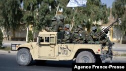 Arhiva - Talibanske snage u vojnom vozilu tokom parate u Kandaharu, 8. novembra 2021.