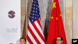 财政部长姆努钦和中国副总理汪洋在美国财政部参加美中全面经济对话 (2017年7月19日)