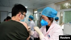 Seorang tenaga kesehatan menyuntikan vaksin virus corona (COVID-19) di sebuah puskesmas di Hefei, Anhui, China, 29 Desember 2020. 