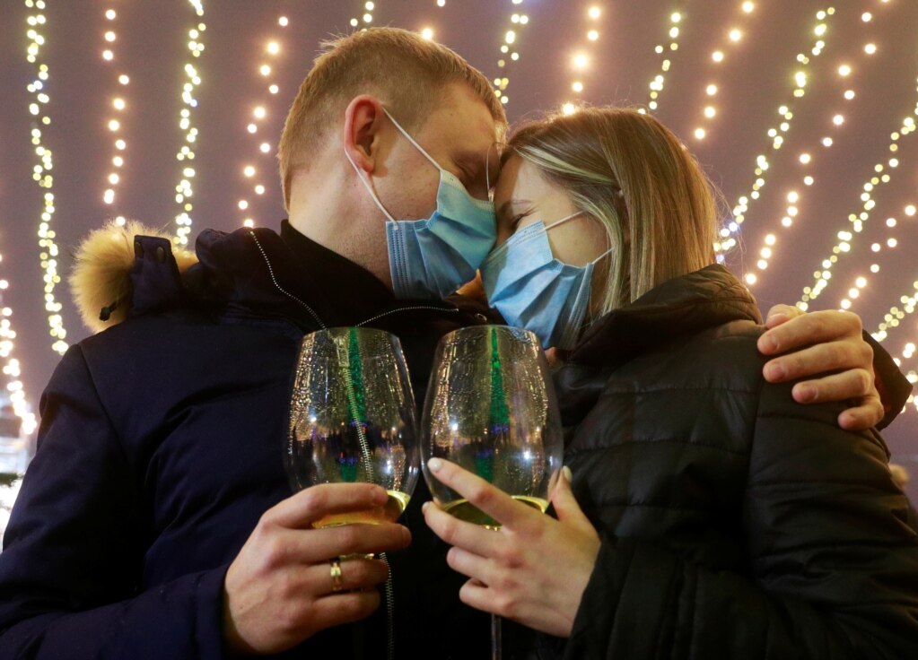 Një çift përqafohet gjatë festimeve të Ditës së Vitit të Ri në Kiev, Ukrainë 1 janar 2021. REUTERS / Valentyn Ogirenko