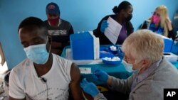 남아프리카공화국 수도 요하네스버그 인근 주민이 지난 8일 신종 코로나바이러스 백신을 맞고 있다. (자료 사진)