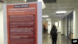 Une étudiante dépasse une affiche du programme DACA (Deferred Action for Childhood Arrivals) à Berkeley Californie, 7 septembre 2017.