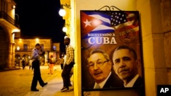 "Kubaga marhamat" deb yozilgan plakatda Kuba rahbari Raul Kastro va AQSh Prezidenti Barak Obama. Gavana, 17-mart, 2016-yil