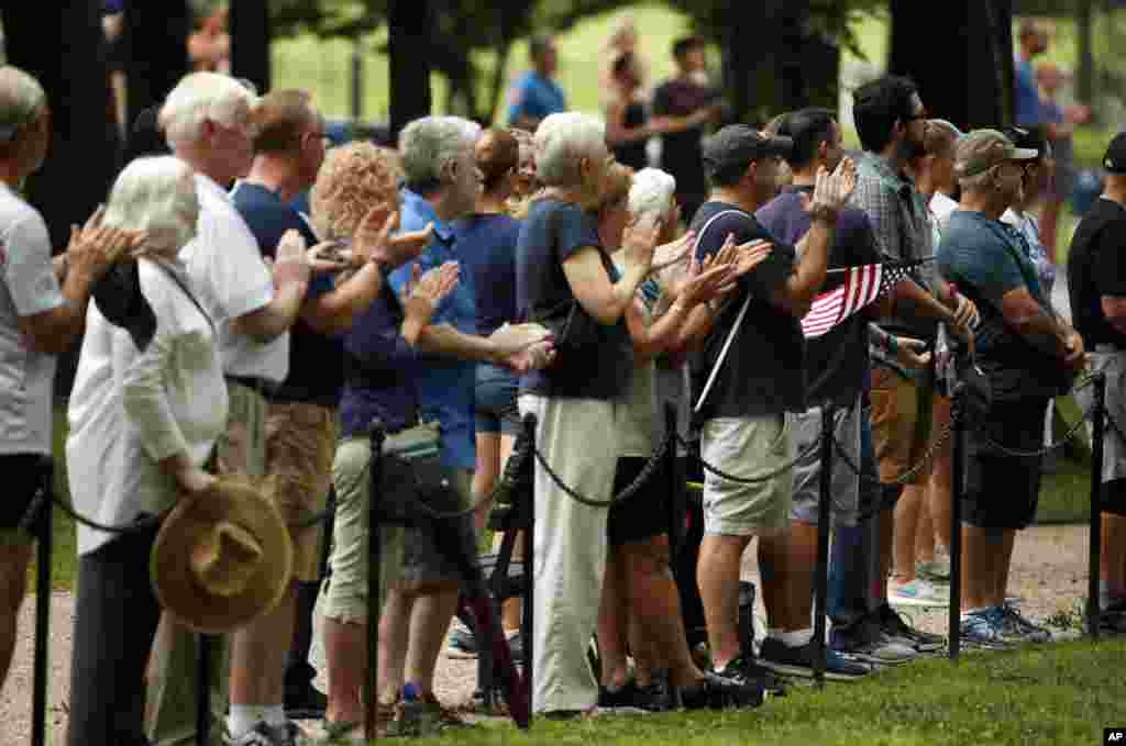 Publika aplaudira Sindi Mekejn i ostalim članovima porodice Mekejn koji polaze ka spomeniku Vijetnamskim veteranima. Vašington,&nbsp; 1. septembar, 2018.&nbsp;
