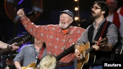 FILE - Musician Pete Seeger (C) performs during a concert celebrating his 90th birthday in New York, May 3, 2009.