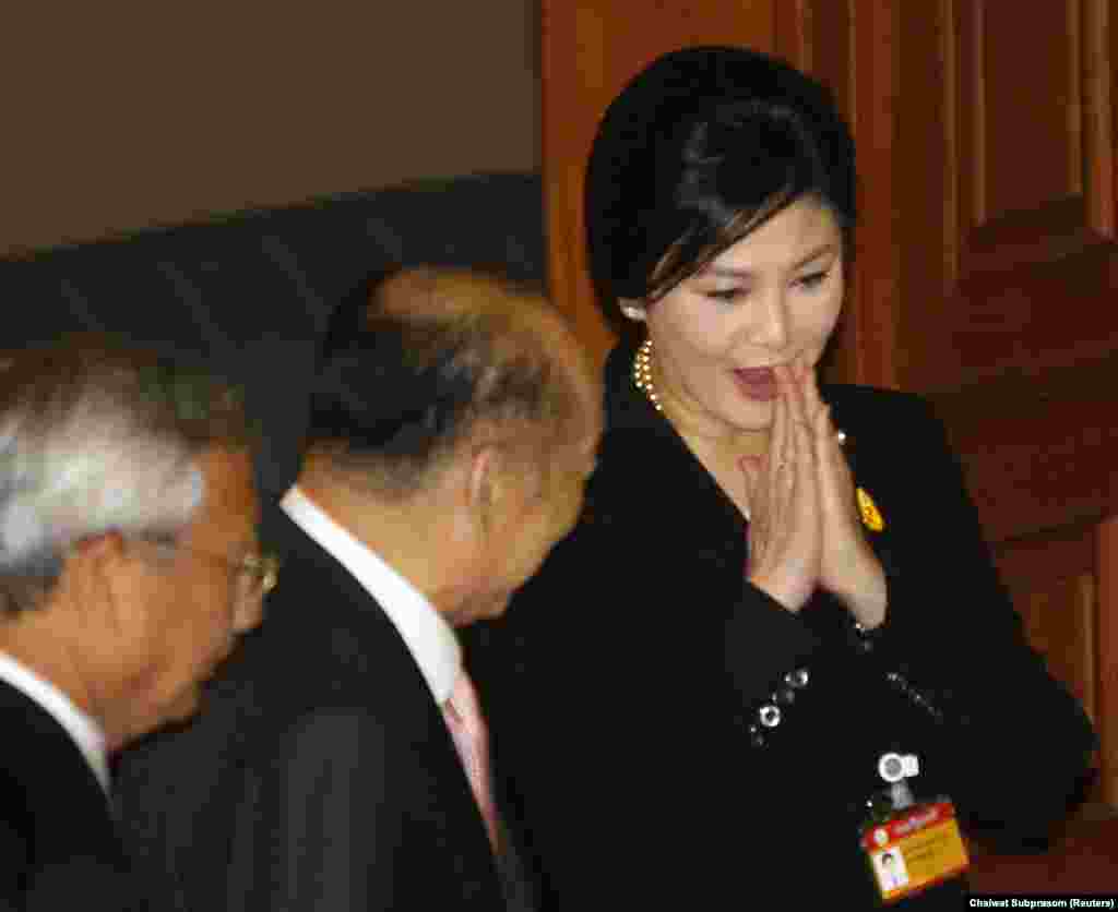 Thailand's Prime Minister Yingluck Shinawatra (R) at parliament in Bangkok November 28, 2013.