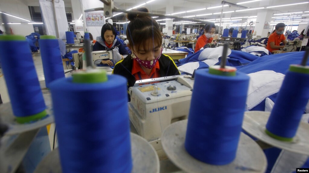 រូបភាពឯកសារ៖ កម្មករកម្មការនីនៅរោងចក្រកាត់ដេរក្នុងខេត្ត Hung Yen ខាងក្រៅទីក្រុងហាណូយកាលពីថ្ងៃទី០៥ មករា ២០១៧។