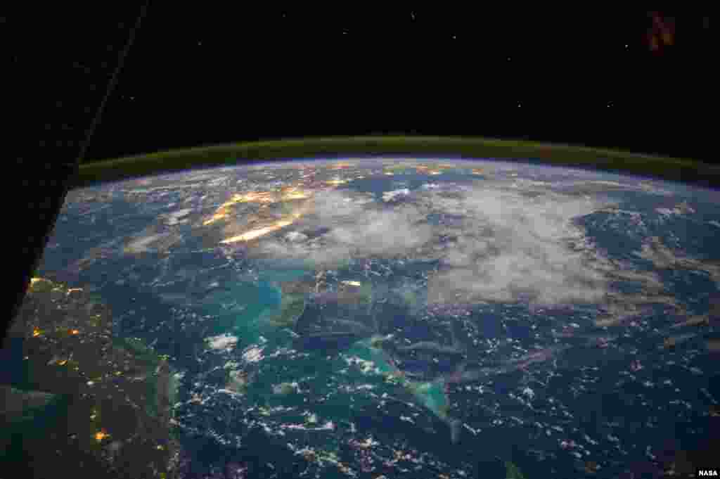 Foto bagian dari Bumi yang meliputi wilayah Kuba, Bahamas dan Florida, AS diambil dari stasiun antariksa internasional (ISS).