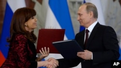 Cristina Fernández y Vladimir Putin estrechan lazos y firman acuerdos bilaterales en el Kremlin. 