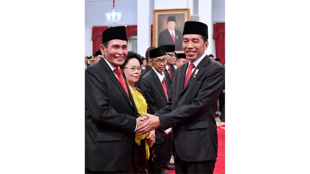 Presiden Joko Widodo bersalaman dengan Ketua Dewas KPK Periode 2019-2023 Tumpak Hatorangan, di Istana Negara, Jakarta, Jumat (20/12) (Biro Setpres)