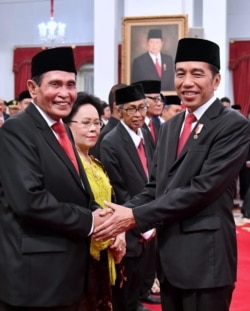 Presiden Joko Widodo bersalaman dengan Ketua Dewas KPK Periode 2019-2023 Tumpak Hatorangan, di Istana Negara, Jakarta, Jumat (20/12) (Biro Setpres)