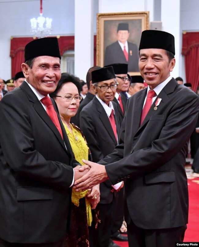 Presiden Joko Widodo bersalaman dengan Ketua Dewas KPK Periode 2019-2023 Tumpak Hatorangan, di Istana Negara, Jakarta, Jumat (20/12) (Biro Setpres)