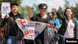 Para demonstran anti pemerintah menyerukan pemboikotan pemilu dalam aksi unjuk rasa di Almaty, Kazakhstan, Rabu (1/5).