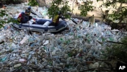 Spasilački tim policije Srbije se probija kroz plastični otpad u Južnoj Moravi u blizini Vranja, 10. maj 2013. (AP Photo/Darko Vojinovic)