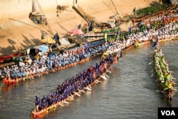 The boats lie for racing during the first day of annual Water Festival in the Tonle Sap River in Phnom Penh on Sunday, November 13, 2016. (Leng Len/VOA Khmer)