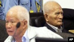 Dua mantan pemimpin Khmer Merah, Khieu Samphan (kiri) dan Nuon Chea (foto: dok).