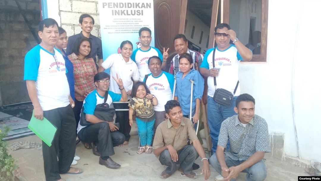 Serafina Bete, tengah berbaju putih polos, berfoto bersama para anggota Persani NTT di Kupang, NTT (Foto: Persani NTT/dok).