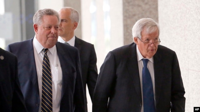 Dennis Hastert (derecha) acordó declararse culpable de pagar para ocultar secretos y mentir al FBI.
