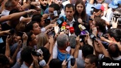 Juan Guaido ki t ap pran yon ben-de-foul apre li te fin deklare tèt li Prezidan Pwovizwa an tan ke Prezidan Asanble Nasyonal la ki deklare 2èm manda Prezidan Nicolas Maduro a se yon manda ilejiitim.