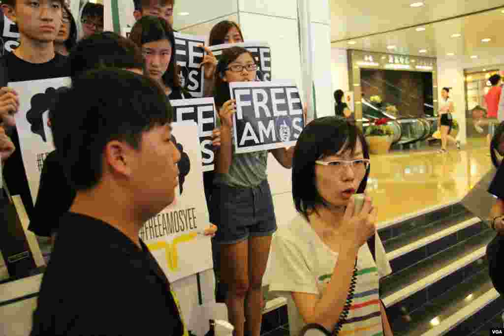  港大学生会要求新加坡释放因言获罪少年（美国之音海彦拍摄）
