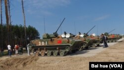 中国积极从乌克兰获取坦克和战车技术。2015年在俄罗斯梁赞州参加军事比赛活动的中国军队装甲战车。（美国之音白桦） 