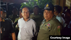 지난 3일 캄보디아 경찰이 야당 지도자 켐 소카 캄보디아구국당 대표의 자택에서 소카 대표를 연행해가고 있다. 