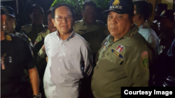 캄보디아 야당 지도자인 켐 소카 캄보디아구국당 대표가 3일 간첩 협의로 경찰에 체포되고 있다.