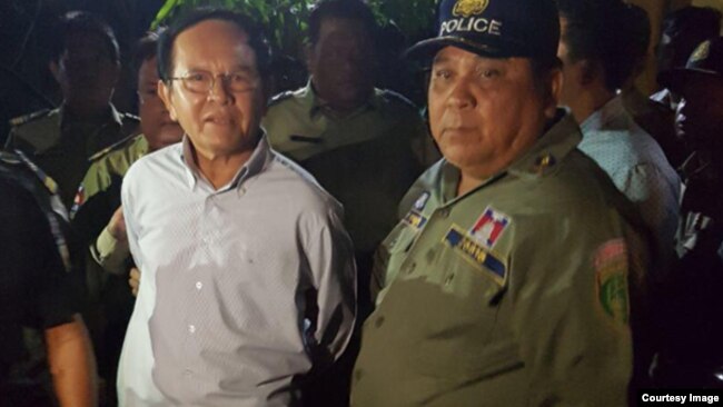 រូបឯកសារ៖ ប្រធានគណបក្សសង្គ្រោះជាតិ លោក កឹម សុខា ត្រូវបានចាប់ខ្លួននៅរំលងអាធ្រាតឈានចូលថ្ងៃទី៣ ខែកញ្ញា នៅគេហដ្ឋានរបស់លោក ក្នុងរាជធានីភ្នំពេញ។ (រូបផ្តល់ឲ្យ)