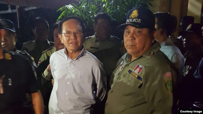 ប្រធាន​គណបក្ស​សង្គ្រោះ​ជាតិ​ លោក កឹម សុខា ត្រូវ​បាន​ចាប់​ខ្លួន​នៅ​រំលង​អាធ្រាត​ឈាន​ចូល​ថ្ងៃទី៣ ខែកញ្ញា​ នៅ​គេហដ្ឋាន​របស់​លោក ក្នុង​រាជធានី​ភ្នំពេញ​។​ ( រូបផ្តល់ឲ្យ)