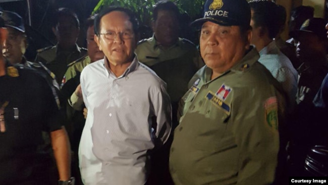 ប្រធាន​គណបក្ស​សង្គ្រោះ​ជាតិ​ លោក កឹម សុខា ត្រូវ​បាន​ចាប់​ខ្លួន​នៅ​រំលង​អាធ្រាត​ឈាន​ចូល​ថ្ងៃទី៣ ខែកញ្ញា​ នៅ​គេហដ្ឋាន​របស់​លោក ក្នុង​រាជធានី​ភ្នំពេញ​។​ ( រូបផ្តល់ឲ្យ)