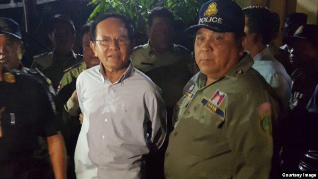 ប្រធានគណបក្សសង្គ្រោះជាតិ លោក កឹម សុខា ត្រូវបានចាប់ខ្លួននៅរំលងអាធ្រាតឈានចូលថ្ងៃទី៣ ខែកញ្ញា នៅគេហដ្ឋានរបស់លោក ក្នុងរាជធានីភ្នំពេញ។ ( រូបផ្តល់ឲ្យ)