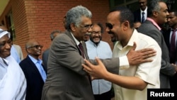 ایتھوپیا کے وزیر اعظم ابی احمد (دائیں) حزب اختلاف کے رہنماؤں سے ملاقات کر رہے ہیں