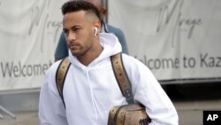 Neymar quitte l'hôtel pour monter à bord d'un bus en direction de l'aéroport de Kazan, Russie, 7 juillet 2018. (AP Photo/Andre Penner)