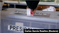 Urna de la jornada presidencial de Chile en un colegio electoral de Santiago.