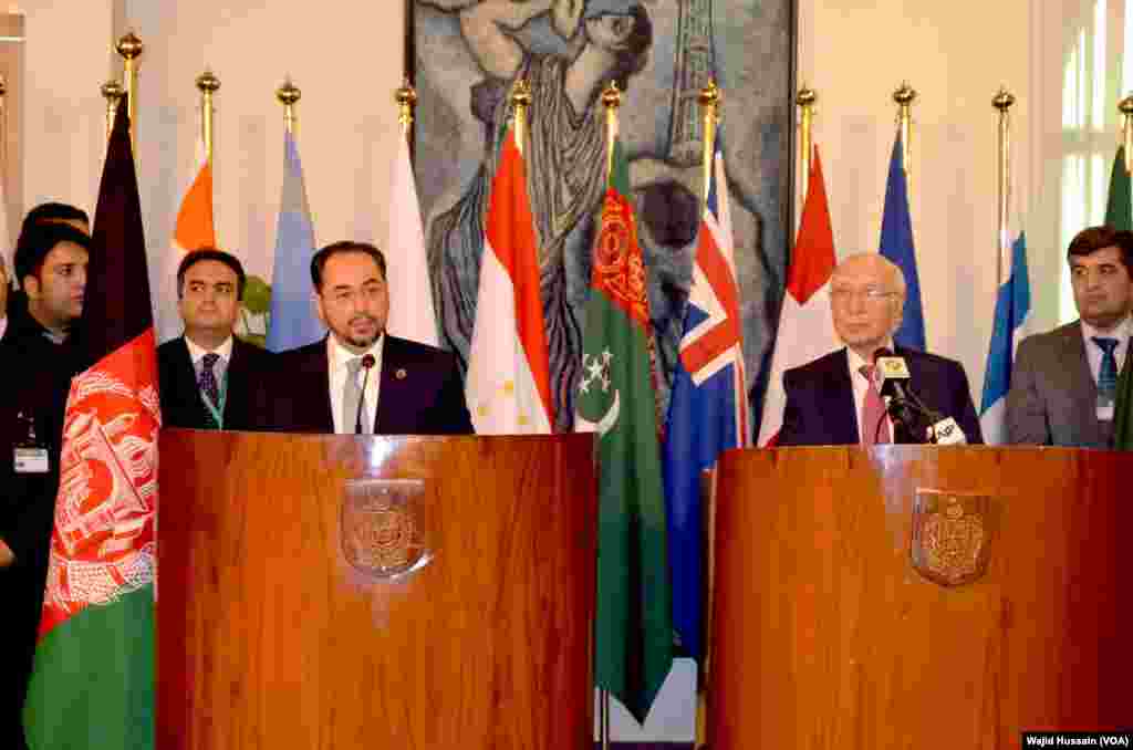 افغان وزیر خارجہ صلاح الدین ربانی اور پاکستان کے وزیر اعظم کے مشیر برائے قومی سلامتی و امور خارجہ سرتاج عزیز مشترکہ پریس کانفرنس کر رہے ہیں۔ &nbsp;