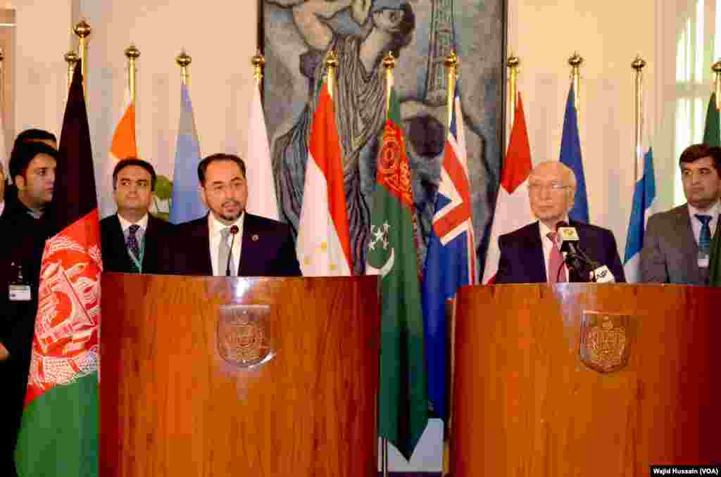 افغان وزیر خارجہ صلاح الدین ربانی اور پاکستان کے وزیر اعظم کے مشیر برائے قومی سلامتی و امور خارجہ سرتاج عزیز مشترکہ پریس کانفرنس کر رہے ہیں۔ 