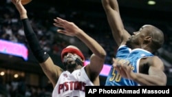 Richard Hamilton de Detroit Pistons (32) mene une attaque en direction du panier contré par le centre de New Orleans Hornets Emeka Okafor lors d'un match de basket NBA, à Auburn Hills, Michigan, 15 janvier 2010.