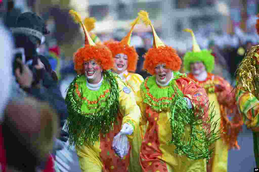 Clowns interact with the crowd at the 91st Macy&#39;s Thanksgiving Day Parade, Nov. 23, 2017, in New York.