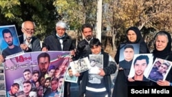 جمعی از خانواده‌های دادخواه و کنشگران مدنی در یادبود جان‌باختگان آبان ۹۸ بر مزار وحید دامور - آرشیو