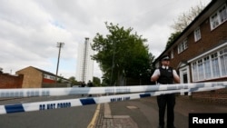 Cảnh sát bảo vệ hiện trường vụ án ở Woolwich, phía đông nam London, ngày 22/5/2013.