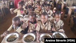 Des légumes à la cantine scolaire de Mindouli dans le Pool, le 28 février 2020. (VOA/Arsène Séverin)