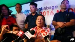 ຜູ້ສະໝັກແຂ່ງຂັນເປັນປະທານາທິບໍດີ ຟີລິບປິນ ທີ່ກຳລັງນຳໜ້າໝູ່ ເຈົ້າຄອງນະຄອນ ທ່ານ Rodrigo Duterte ຖືກສຳພາດໂດຍ ສື່ມວນຊົນ ບໍ່ດົນຫຼັງ
ຈາກປ່ອນບັດອອກສຽງ ທີ່ໜ່ວຍເຂດເລືອກຕັ້ງ ຢູ່ໃນໂຮງຮຽນມັດຖະຍົມປາຍແຫ່ງຊາດ Daniel R. Aguinaldo ຂອງເຂດ Matina, ທີ່ເປັນບ້ານເກີດຂອງທ່ານ ໃນເມືອງ Davao ຢູ່ທາງພາກໃຕ້ຂອງຟີລິບປິນ, ວັນທີ 9 ພຶດສະພາ 2016.