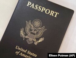 Paspor Amerika Serikat, sebagai ilustrasi. (Foto: AP/Eileen Putman)