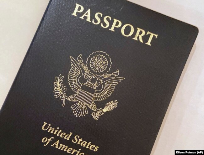 Paspor Amerika Serikat, sebagai ilustrasi. (Foto: AP/Eileen Putman)