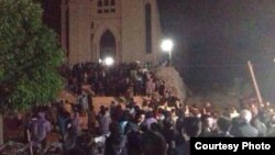 数以百计教友彻夜守护在温州三江教堂外（微博图片） 
