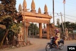 ក្លោងទ្វារ​ចូលវត្ត​ជម្ពូវ័ន​ ដែល​មានព្រះសង្ឃ​ចំនួន​៣១​ព្រះអង្គ នៅក្នុង​ស្រុក​ស្អាង ​ខេត្ត​កណ្តាល ថ្ងៃទី៥ ខែមេសា ឆ្នាំ២០២០។ (ផន បុប្ផា/VOA )