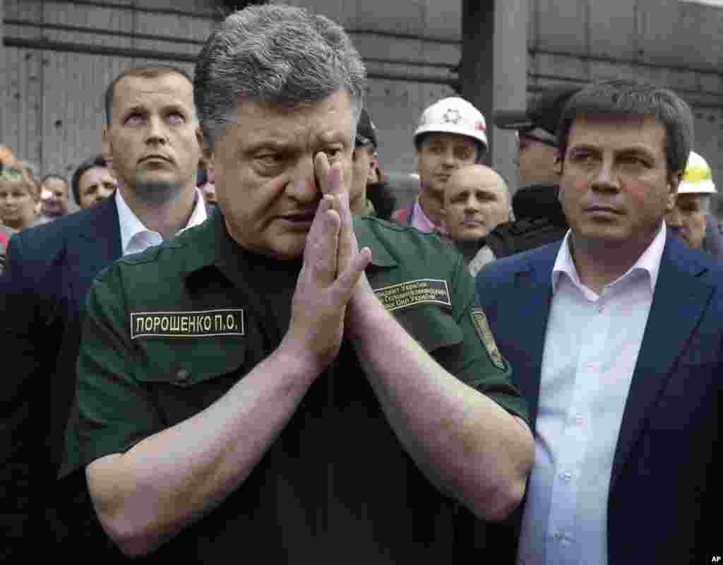 Ukrainian President Petro Poroshenko speaks to local workers at the Ilich Iron and Steel Works in Mariupol, Sept. 8, 2014. 